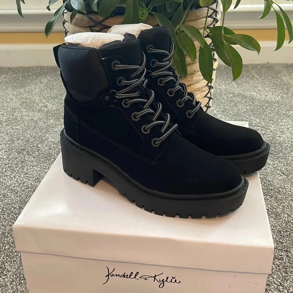 NEW!! Kendall & Kylie black suede lug sole combat boots size 6